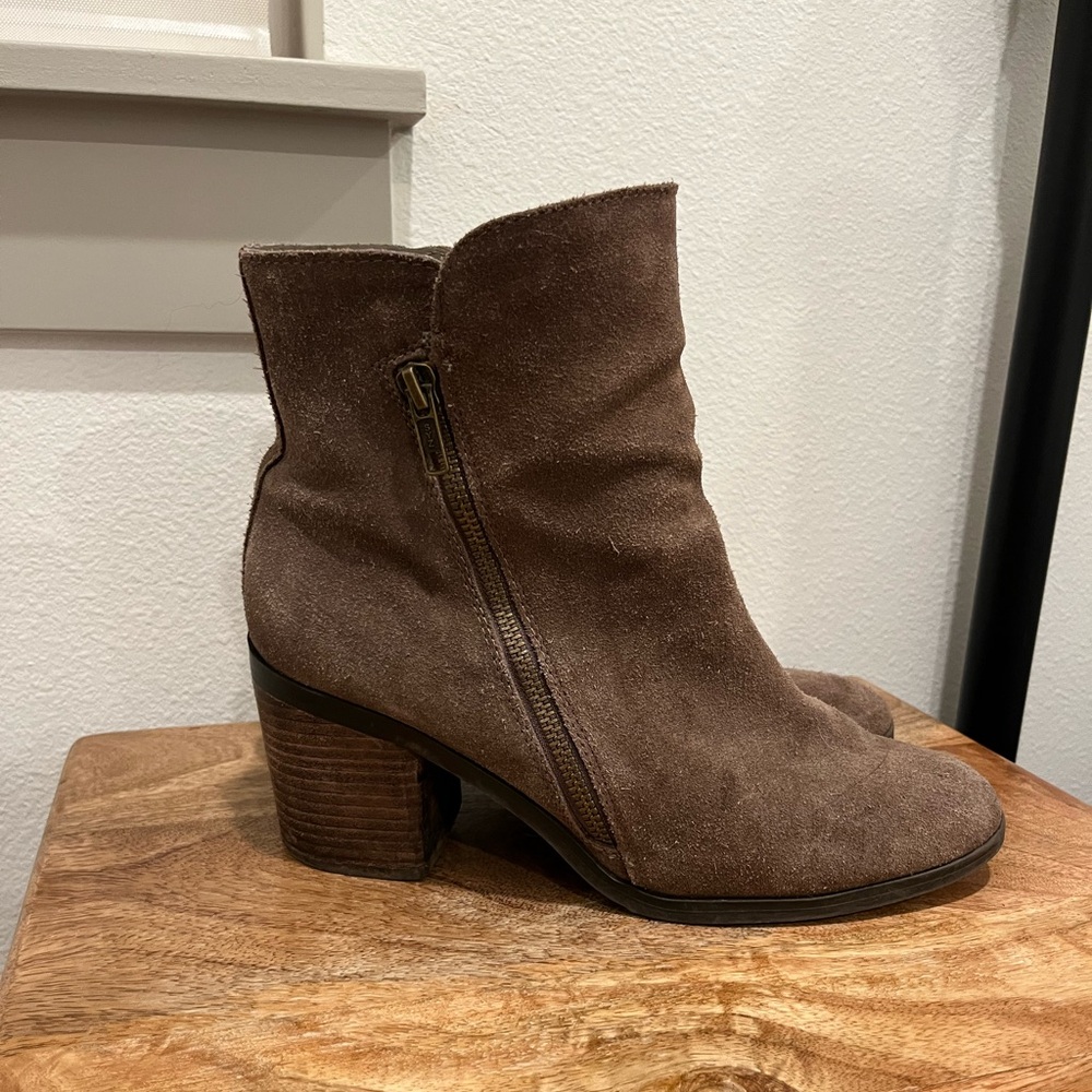 Women’s Crown Vintage Sunny Ankle Boot in Brown Suede